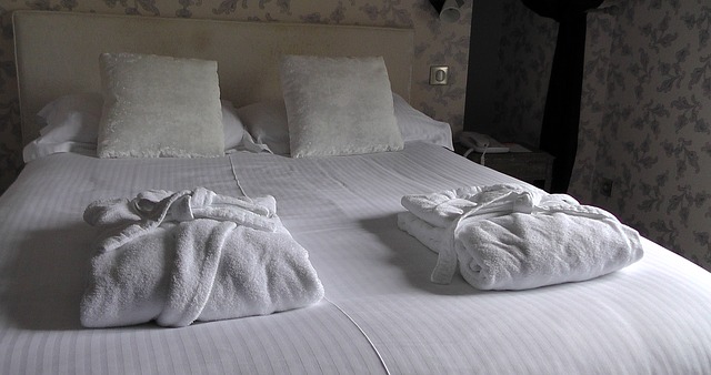 připravená hotelová postel