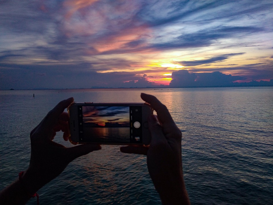 sunset-in-the-phone-4700581_960_720